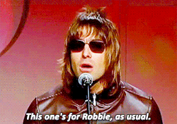 akachief:  Oasis - Classic Moments - 3/?? Liam Gallagher vs Robbie Williams ∟Q awards, 2000.  Choosing a very public sphere to air his grievances, Williams took to the stage to propose a challenge. “Would you pay to come and see it? Liam, a hundred