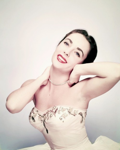 wehadfacesthen: Elizabeth Taylor, 1950. She’s wearing a gown by Helen Rose.