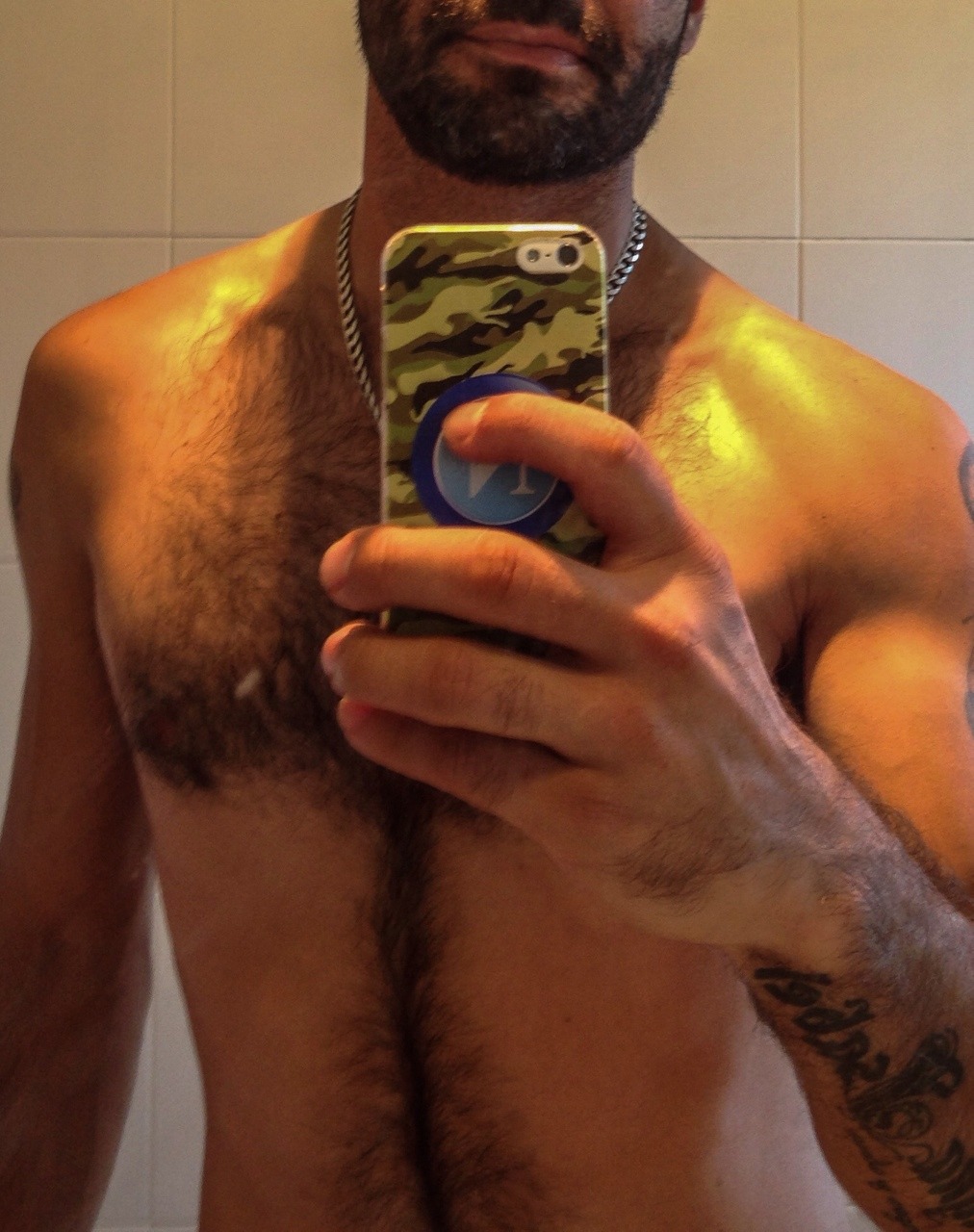 sexy-uredoinitright:  Dirty Mirror selfie, everyone’s gotta have one of those…