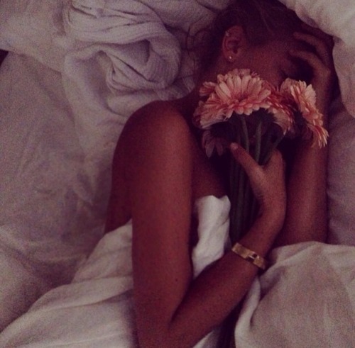 c-o-a-s-t-i-n:  Lara Bingle’s Instagram 