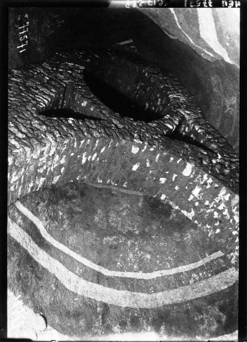 beebalmtraveler:  1919 photographic essay on the Paris Catacombs by Agence Meurisse.