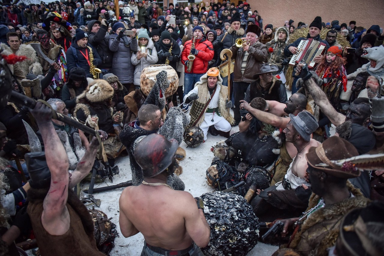 UCRANIA. La fiesta de invierno Malanka o Celebraciones del Año Viejo es uno de los festivales tradicionales más populares que se celebra cada año en el pueblo de Krasnoilsk, oeste de Ucrania en la víspera de Año Nuevo de acuerdo con el antiguo...