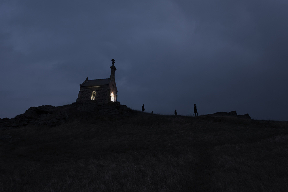 nevver:  Leave a light on, Julien Mauve 