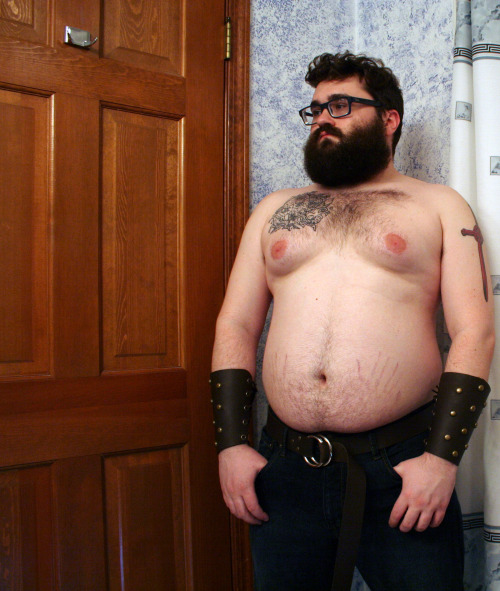 horny-geology-wolf: Up and down These are so cool, I feel cool  Unf, that beard, chest and gauntlets.