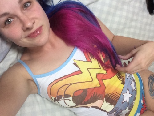 sparkie-gal:  New hair, new singlet top!