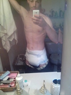 jaylm2392:  My nappy day  VERY sexy man! Would love to see him piss his pants.