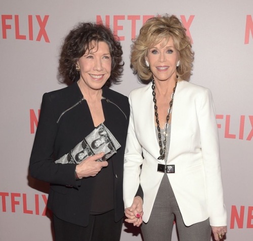 ganondilf:Look at this picture of Lily Tomlin holding a clutch made up of Jane Fonda’s mugshot. My g
