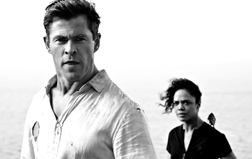 chriises:Chris Hemsworth and Tessa Thompson in Men in Black: International (2019)