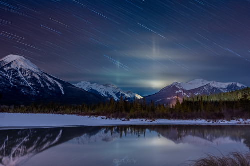 beautifulnature-blog:Light pillars and star trails over partially frozen Vermillion Lakes in Banff N