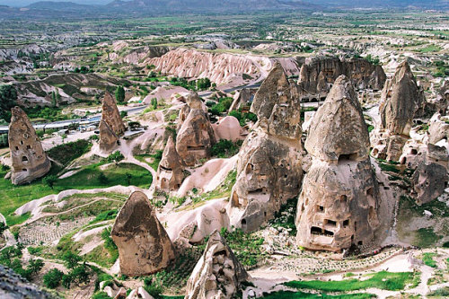 neil-gaiman:odditiesoflife:Stunning Landscape - Cappadocia, TurkeyThe mysterious rock formations and