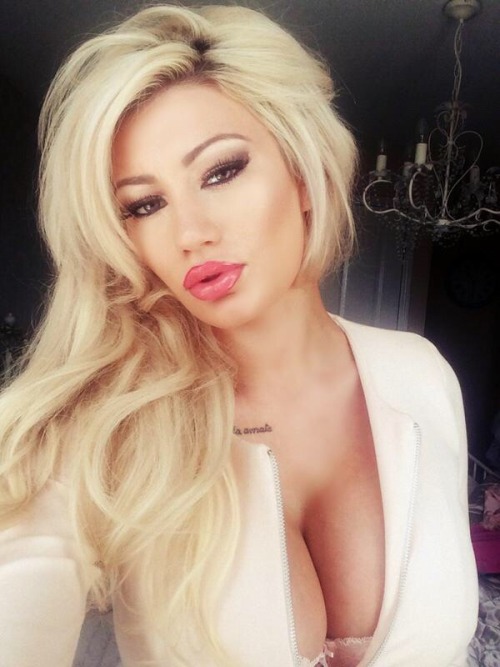 loladumplings:  just-sexy-chicks:  Sophie Dalzell  gigglz gotta be pretty and pink and blonde…and don’t forget the melonz!