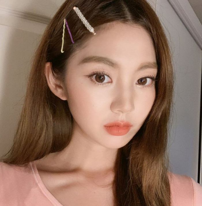 korean-dreams-girls:  Lee Chae Eun - Selcas  