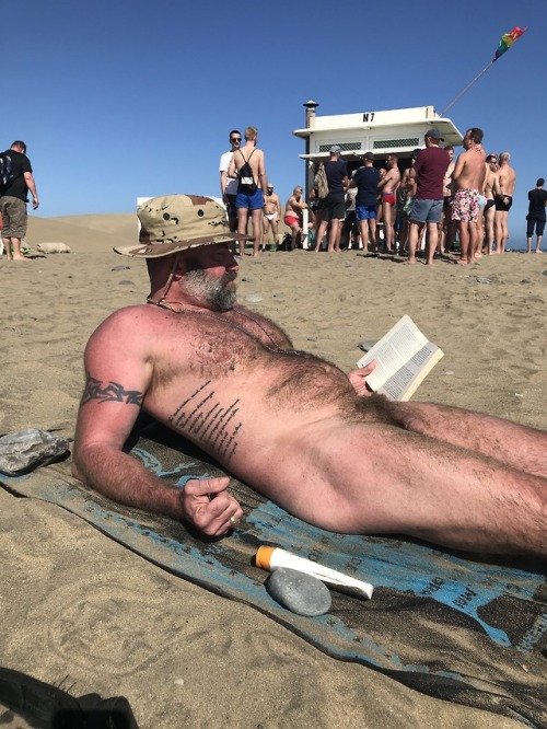 sean-p3: durak42: He reads literature as well. @sean-p3 On the beach!