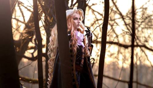 gamers-de-culto: Hoy, en el #Cosplay De La Semana: Mary Rihter interpretando a Alucard del videojueg