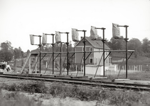 historicaltimes:  Moving mail to and from moving train, 1912, Unknown location