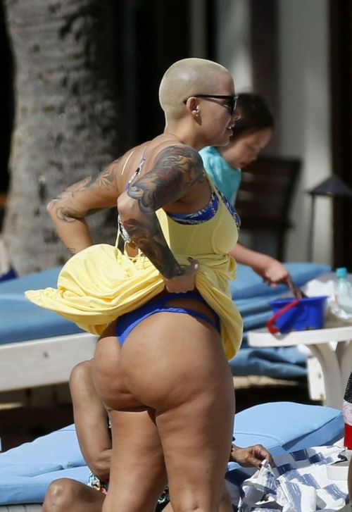 datboinitty:  Amber Rose phat bootay n bikini