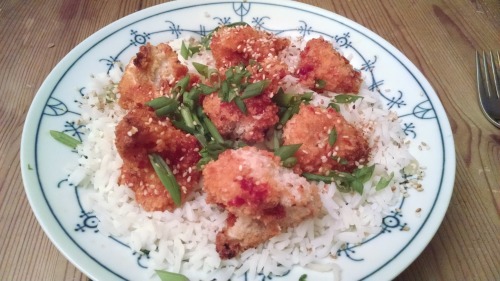 Happy Meatless Monday, everyone!Here we have General Tso’s Cauliflower. It was really deliciou