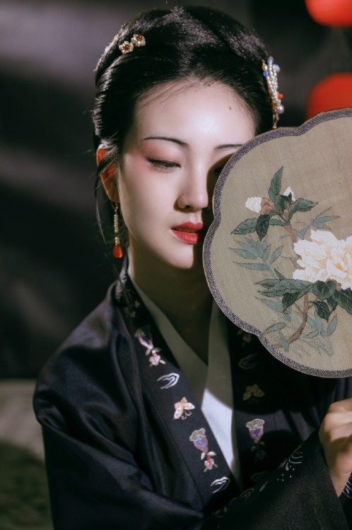 Traditional Chinese hanfu &amp; Chinese fan by 古典新风尚