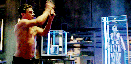 keybladesoras:#Oliver went shirtless #for Felicity’s attention # he really wants it.