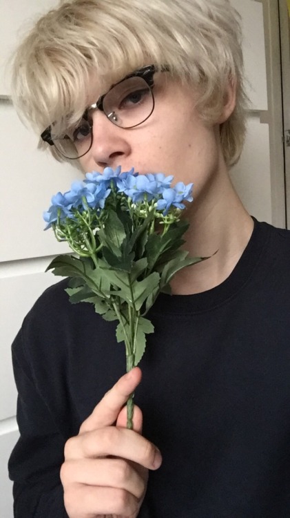 jxnecrocker:im 18 now, which means i can legally eat flowers!!!!!!