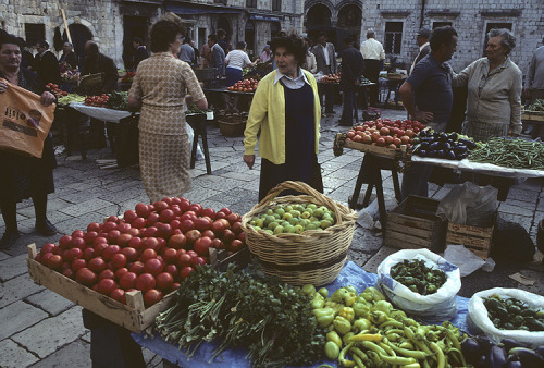 lilium-bosniacum:  James Mason’s trip through Yugoslavia in 1980. Street markets, Sarajevo and Dubrovnik.