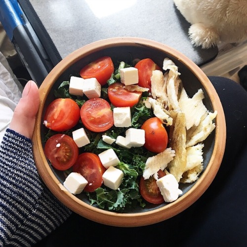 nowrun:lotsa kale with tomatoes, feta cheese and plaice fillet