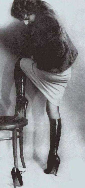 fuckyeahmodernflapper:1920 knee high boots.