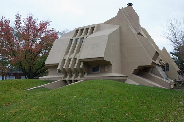 shadow27:  “Errol J. Kirsch’s bunker home, Illinois. As with most Brutalism,