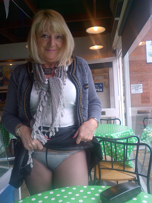 amateur-tights: Flashing her tights and panties in the cafe
