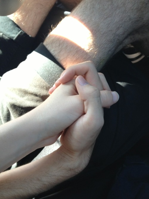 wytchs:  i make him hold my hand even when hes driving 