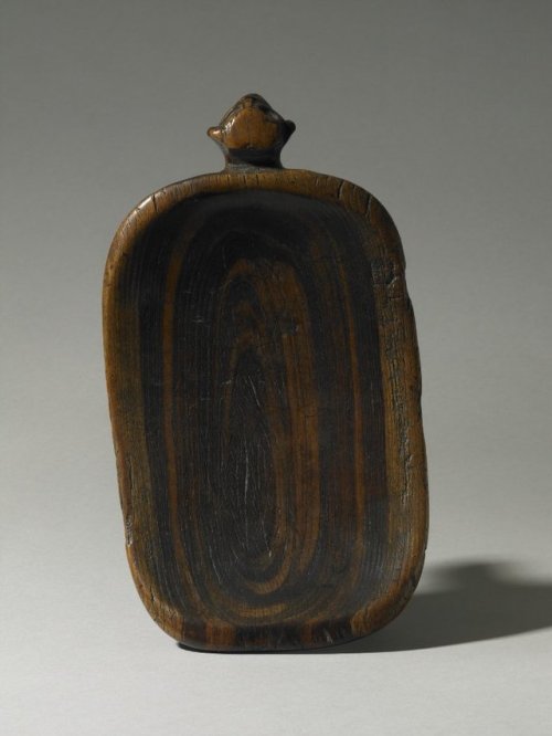 Wooden Taíno stool (1186 – 1273).The stool is 11cm high, 35.5cm long and 20cm wide.  The inscription