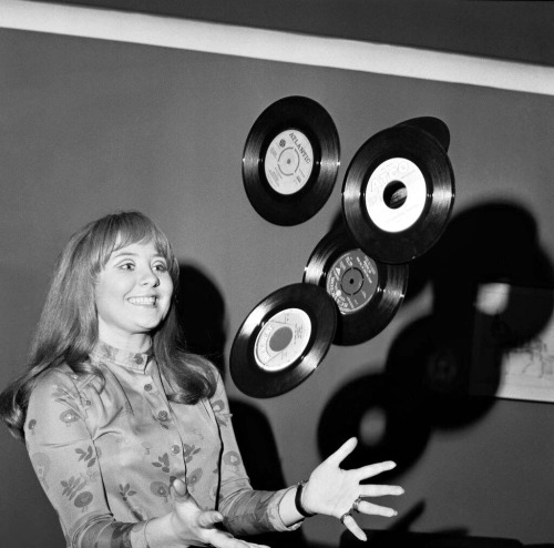 Lulu (Lulu Kennedy-Cairns) lance des 45 tours, Londres, 7 novembre 1967.