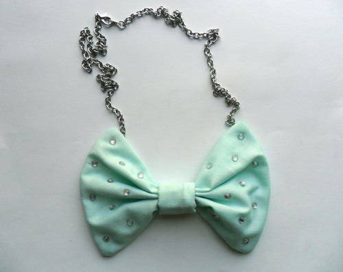 martiansugar:  Mint Green Rhinestone Bow Necklace บ 