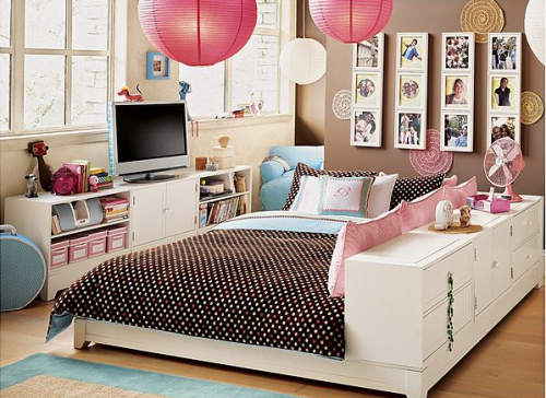 etonorwell-rp:  Os quartos dos alunos possuem aquele ar de casa, foi feito para melhorar acomodar os alunos.   Cada quarto possui uma cama de casal, televisão, um banheiro, perto da porta existe um armário, por mais que ele não apareça na foto. Se