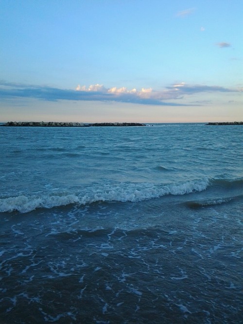 eravamopersempre:  hafmitt:  ma non è facile spiegare com’è che non hai più risposte a furia di guardare il mare.  E’ Rimini?