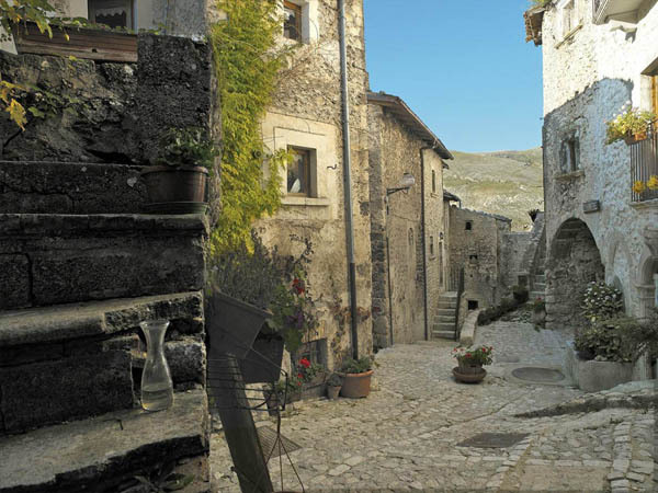fuckyeahawesomehouses:  Romantic Sextantio Hotel, Italy