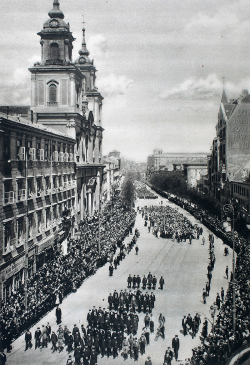 lamus-dworski:11th November : Happy Polish Independence Day! In 1918, after 123 years of partit