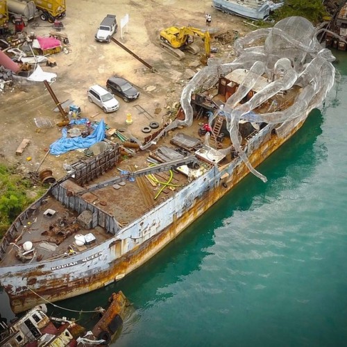 thefabulousweirdtrotters:steampunktendencies:@owen_buggy_photography: Just a casual 80ft kraken scul