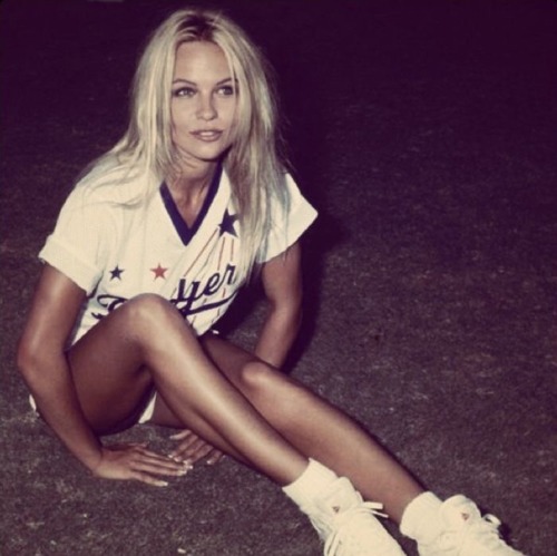 lostinhistorypics: 90s Pamela Anderson.