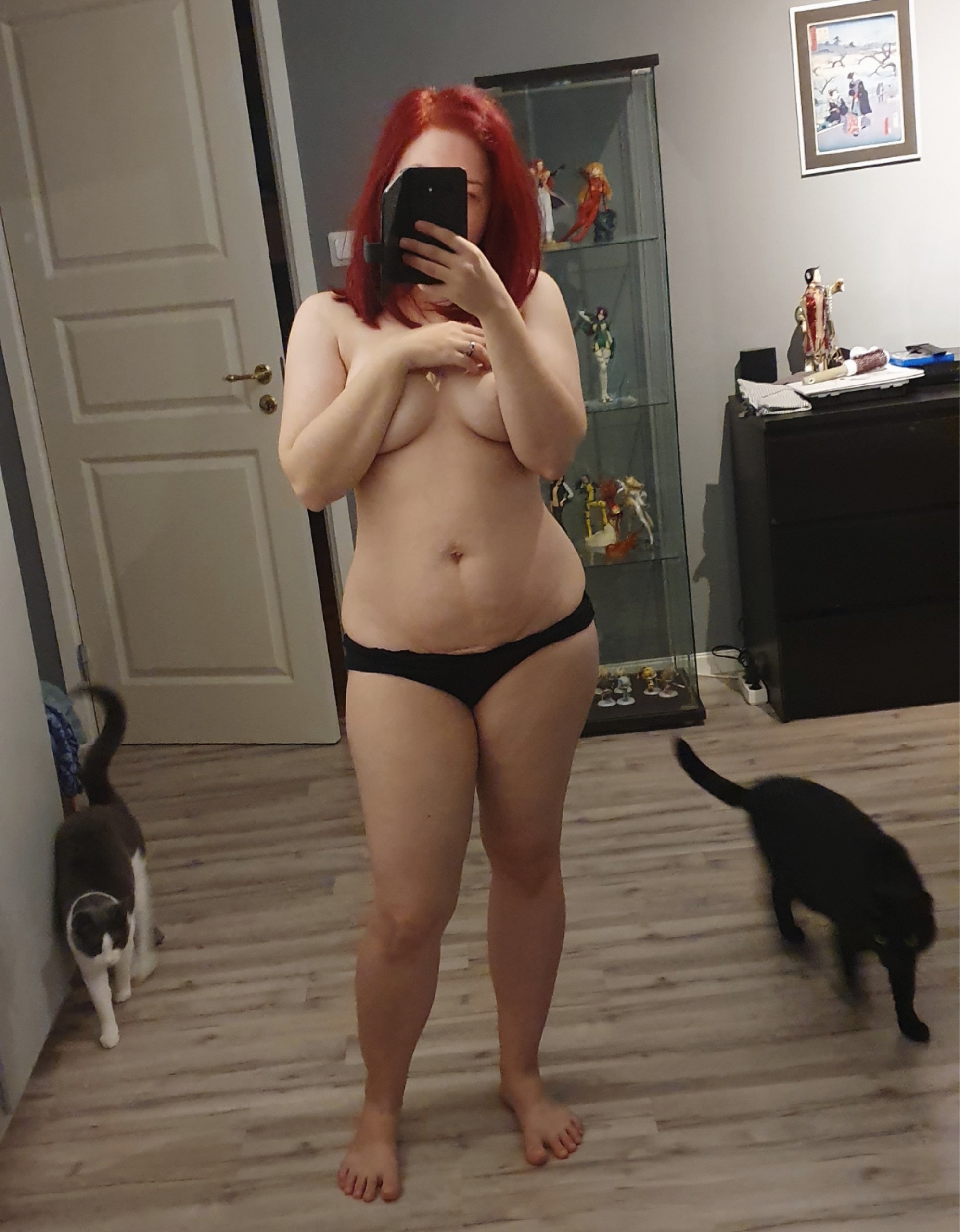 kurenai-hime:Morning, featuring 2 out of 3 cats. My feet look terrible due to a sandal burn I got last summer 🤣