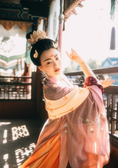 hanfugallery:Traditional Chinese hanfu by 江南桃花家