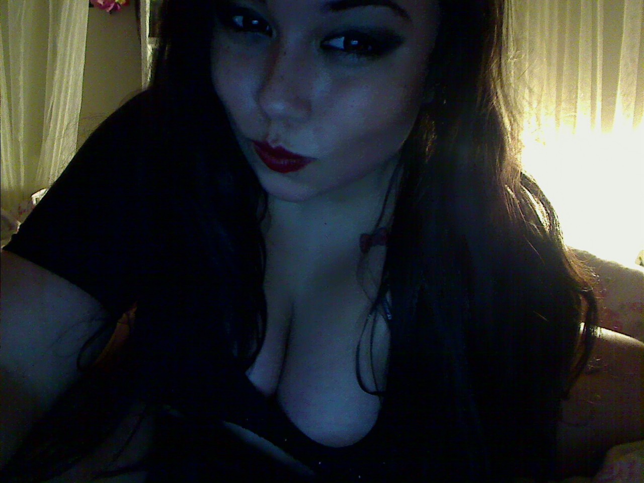 rawdogqueen:  princessbulma:  red lipstick changes your damn life  wifey type