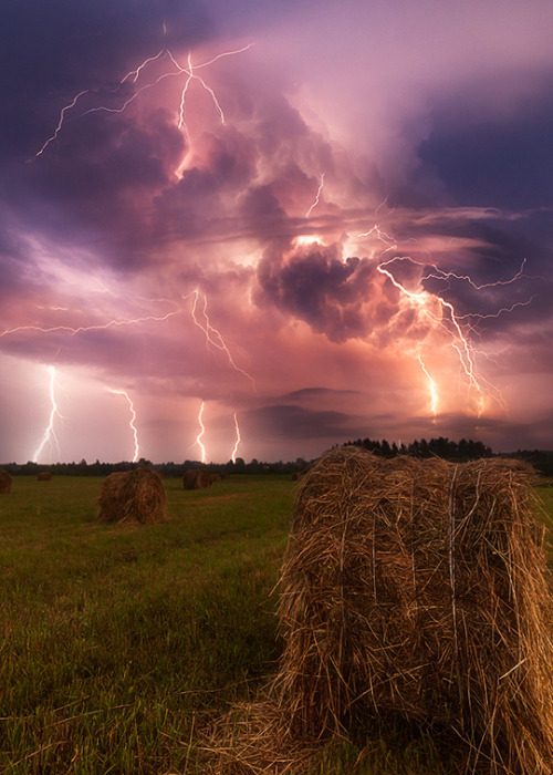 equiscublog:  enantiodromija:   Сергей Сутковой    Una tormenta seca y peligrosa!   ever hear the expression, its not nice to pissoff nature