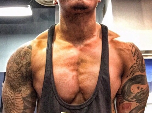 sexylocoboy: dyn808: Would love to sample some of him He works out at 24 pc. Is he gay? Rob. Nice bu