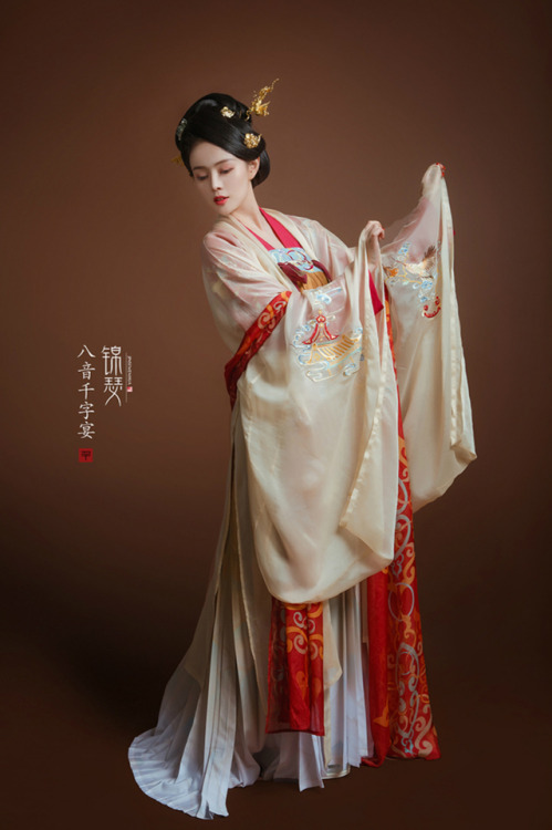 Traditional Chinese hanfu by 锦瑟衣庄