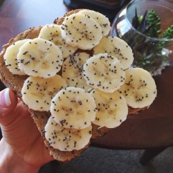 goodhealthgoodvibes:Peanut butter &amp; banana toast heavy on the banana, topped with chia seeds  Instagram - goodhealthgoodvibes