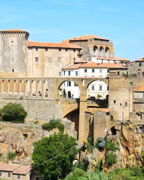  Questa mattina ti portiamo a Pitigliano, splendido borgo della Maremma grossetana.Nella foto l’an