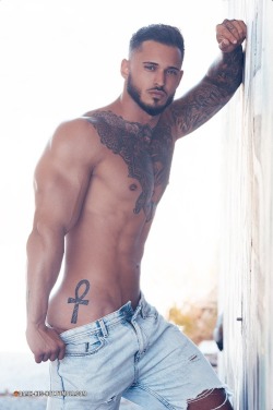 damn-hes-hot:  DAMN HE’S HOT! Follow for