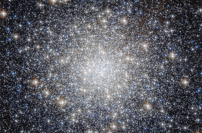 discoverynews:  Hubble Stares Deep into Glittering Stellar ‘Snow Globe’ The observation,