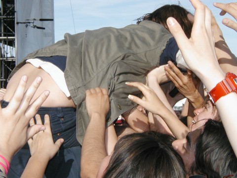 juliancasababecass:  missmyrtle:  Early Strokes Jules in the crowd  The tummyThe